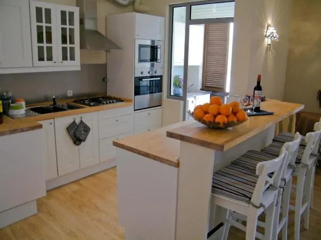 Central Funchal Apartment - Garden - Free Parking & Ac